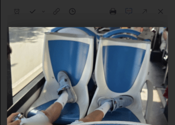 Assemini, in bus come nel salotto di casa: piedi sui sedili e sigaretta in mano