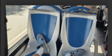 Assemini, in bus come nel salotto di casa: piedi sui sedili e sigaretta in mano