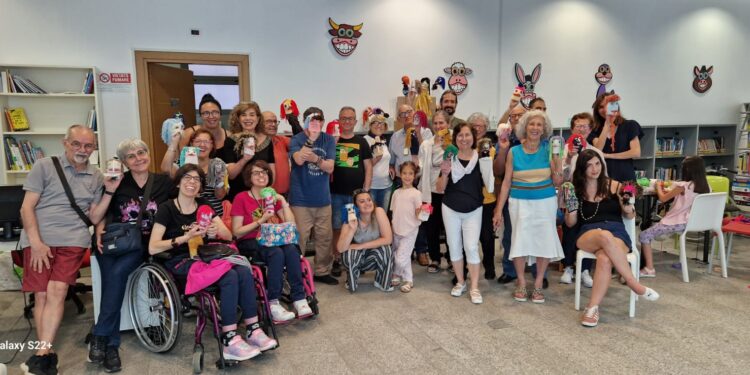 Sordi come burattini, a Cagliari il teatro che unisce voci e segni nel nome dell’inclusione