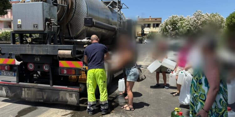 Acqua, ancora disagi da Sarroch a Chia: tornano le autobotti di Abbanoa