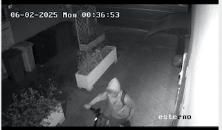 Cagliari, ladro in monopattino colpisce da “Sardinia Experience 99” in viale Diaz -VIDEO