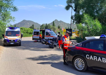 Scontro sulla SP18 a Cala Sinzias: feriti due turisti in moto, uno è grave