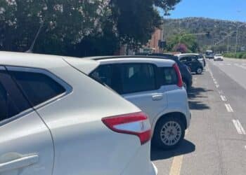 Parcheggi selvaggi al Poetto, chi non trova posto lascia l’auto anche alla fermata del bus