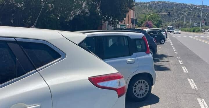 Parcheggi selvaggi al Poetto, chi non trova posto lascia l’auto anche alla fermata del bus