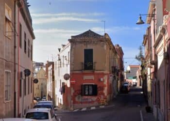 Cagliari, riprende le parti intime in pubblico con il cellulare: “Come fosse normale”