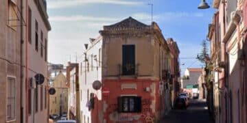 Cagliari, riprende le parti intime in pubblico con il cellulare: “Come fosse normale”