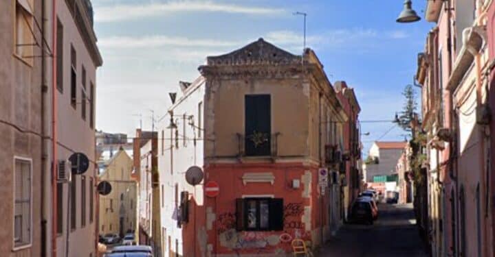 Cagliari, riprende le parti intime in pubblico con il cellulare: “Come fosse normale”