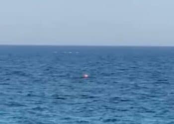 Mistero “Ufo” a Pula, spuntano 4 misteriosi oggetti bianchi a pelo d’acqua -VIDEO