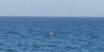 Mistero “Ufo” a Pula, spuntano 4 misteriosi oggetti bianchi a pelo d’acqua -VIDEO
