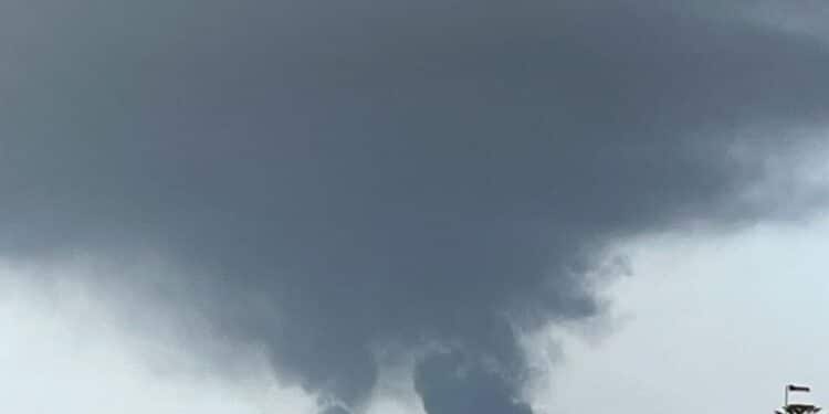 “Aria inquinata a Sarroch”, la protesta dei residenti arriva al Comune