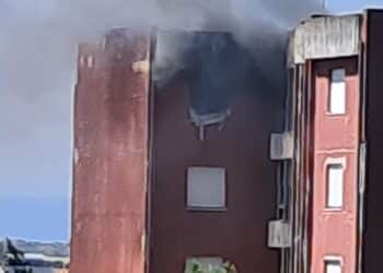 Pomeriggio di terrore a Guspini: esplode una bombola e una casa prende fuoco, 4 feriti e tutta la palazzina evacuata