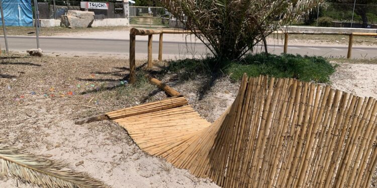 Alghero, distrutti dai vandali i cannicciati nuovi a Maria Pia