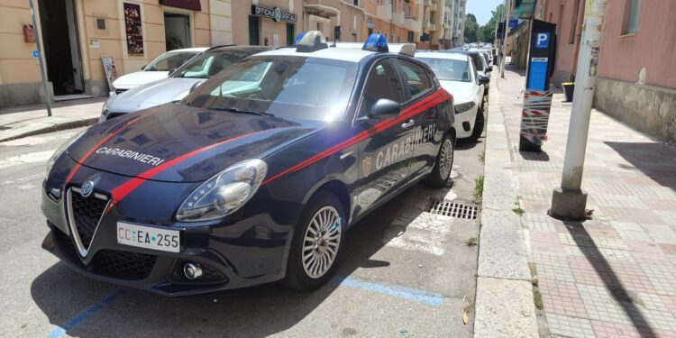 Cagliari, beccati mentre distruggono la cassa automatica di un parcheggio