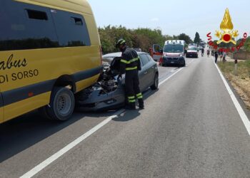 Cagliari, scempio in via Castiglione: raccolta abiti usati o discarica a cielo aperto?