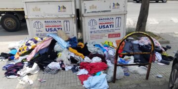 Cagliari, scempio in via Castiglione: raccolta abiti usati o discarica a cielo aperto?