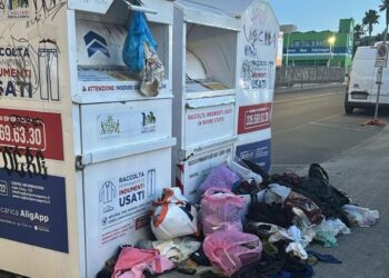 Cagliari, anche in via Santa Maria Chiara situazione fuori controllo per i raccoglitori dei vestiti usati