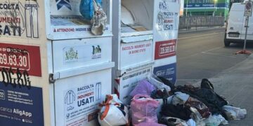 Cagliari, anche in via Santa Maria Chiara situazione fuori controllo per i raccoglitori dei vestiti usati