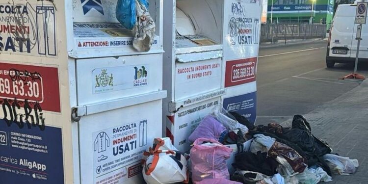 Cagliari, anche in via Santa Maria Chiara situazione fuori controllo per i raccoglitori dei vestiti usati