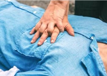 Bimbo di 10 anni di San Gavino Monreale fa il massaggio cardiaco al padre colpito da infarto: ma lui muore fra le sue braccia