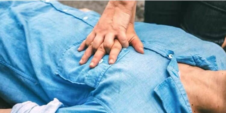 Bimbo di 10 anni di San Gavino Monreale fa il massaggio cardiaco al padre colpito da infarto: ma lui muore fra le sue braccia