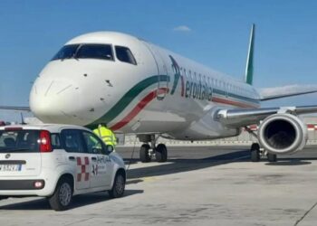 Sul Cagliari-Milano maschere per ossigeno e panico, la Regione: “Ora verifiche con Enac sulla sicurezza degli aerei Aeroitalia”