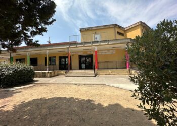 Parcheggio sbarrato alle medie di Su Planu, il dirigente: “Non sono un privilegiato, la mia auto è lì per esigenze di servizio”