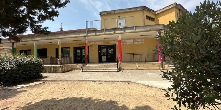 Parcheggio sbarrato alle medie di Su Planu, il dirigente: “Non sono un privilegiato, la mia auto è lì per esigenze di servizio”