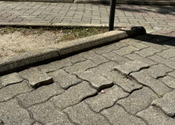 Su Planu, il pavimento del Parco delle ambulanze è un pericolo per anziani e non solo