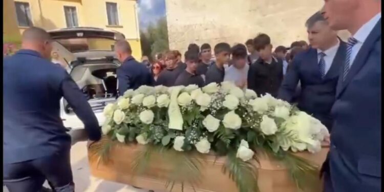 L’ultimo saluto a Mariano: rose bianche sulla bara, lacrime e tanto dolore