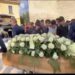 L’ultimo saluto a Mariano: rose bianche sulla bara, lacrime e tanto dolore