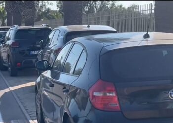 Raffica di multe al Poetto di Cagliari, il Comune dopo il salasso strisce blu fa cassa con i bagnanti della domenica