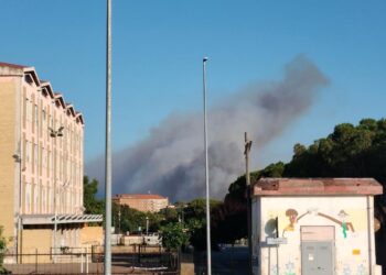 Maxi incendio alle porte di Iglesias, fumo visibile per chilometri