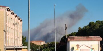 Maxi incendio alle porte di Iglesias, fumo visibile per chilometri