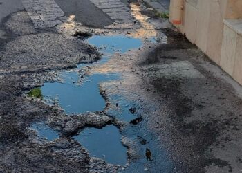 Cagliari, spreco e disagi per una perdita d’acqua a Pirri: “Abbanoa contattata più volte e da mesi, mai avuto risposta”