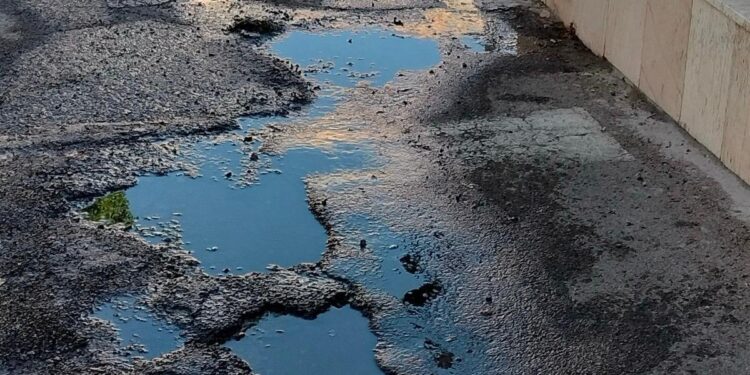 Cagliari, spreco e disagi per una perdita d’acqua a Pirri: “Abbanoa contattata più volte e da mesi, mai avuto risposta”