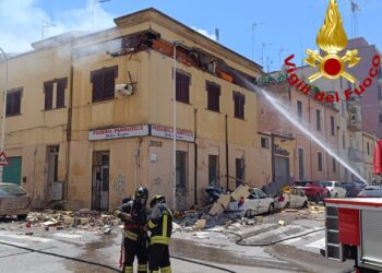 Tragedia a Sassari: esplosione in una palazzina di tre piani, un uomo in fin di vita e diversi feriti
