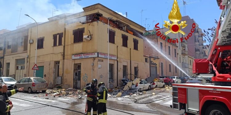 Tragedia a Sassari: esplosione in una palazzina di tre piani, un uomo in fin di vita e diversi feriti