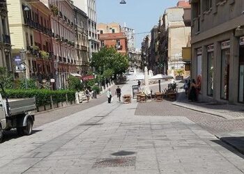 Cagliari nella morsa della violenza: aggrediscono un cliente in un locale e scappano senza pagare il conto