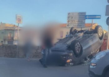 Sestu:  incidente stradale in pieno centro, una Fiat 500 si è ribaltata nei pressi di via Parrocchia