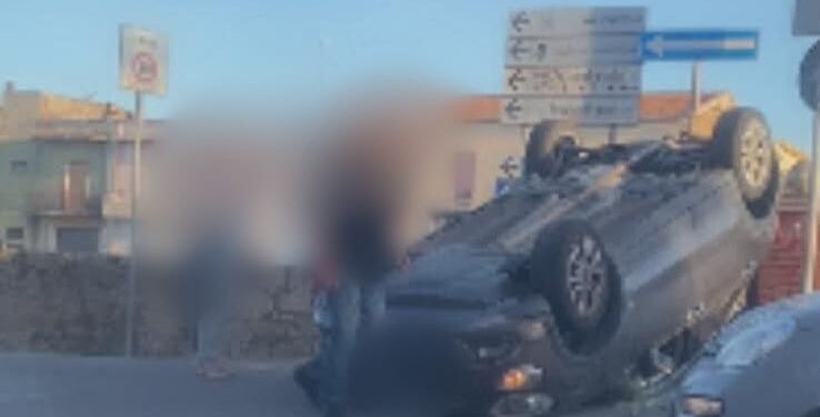 Sestu:  incidente stradale in pieno centro, una Fiat 500 si è ribaltata nei pressi di via Parrocchia