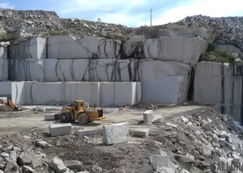 Tragedia in una cava di Buddusò: muore a 73 anni schiacciato da una gigantesca lastra di marmo