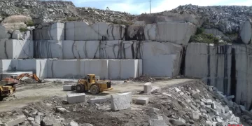 Tragedia in una cava di Buddusò: muore a 73 anni schiacciato da una gigantesca lastra di marmo