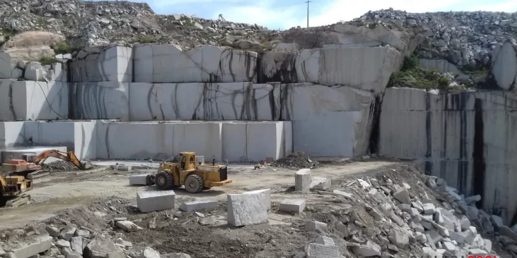 Tragedia in una cava di Buddusò: muore a 73 anni schiacciato da una gigantesca lastra di marmo