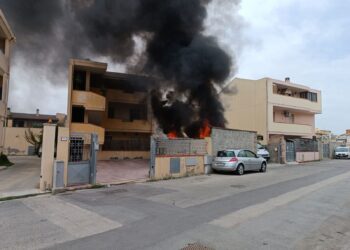 Paura in una palazzina a Sestu: divampa un incendio nel cortile, danneggiate autobar e una vettura