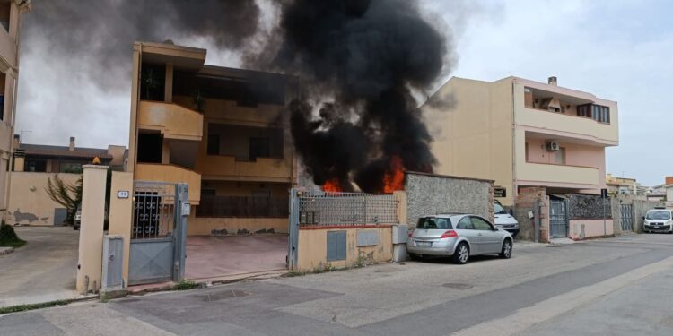 Paura in una palazzina a Sestu: divampa un incendio nel cortile, danneggiate autobar e una vettura