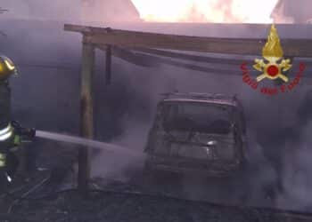 Selargius, paura in una casa di via Parigi: un’auto va in fiamme all’interno di un box privato