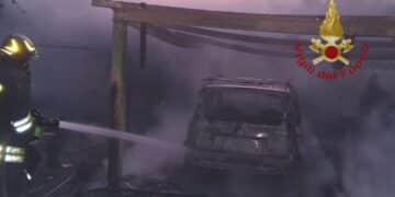 Selargius, paura in una casa di via Parigi: un’auto va in fiamme all’interno di un box privato