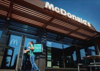 Cagliari, rider accoltellato al fast food di via Bacaredda: esplode la guerra delle consegne, ancora violenza in centro