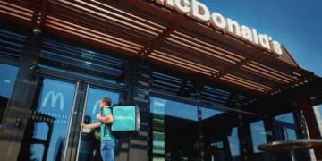 Cagliari, rider accoltellato al fast food di via Bacaredda: esplode la guerra delle consegne, ancora violenza in centro