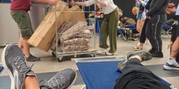 Salta il volo per Cagliari, decine di sardi accampati a Milano: “Noi, anziani in viaggio per curarci, completamente abbandonati”